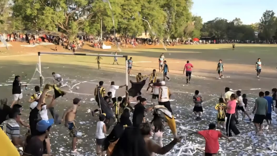 Batalla campal en Palpal�: se desconocieron en la final de un torneo de f�tbol
