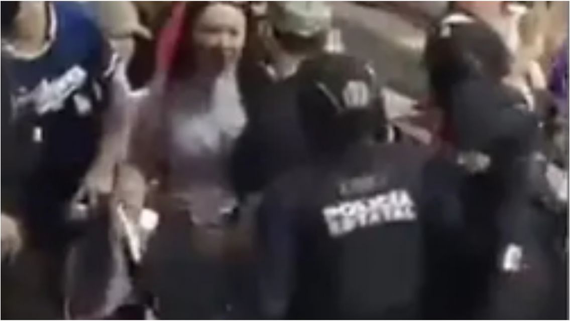 A los gritos y mechonazos: terrible pelea entre dos hinchas en la cancha