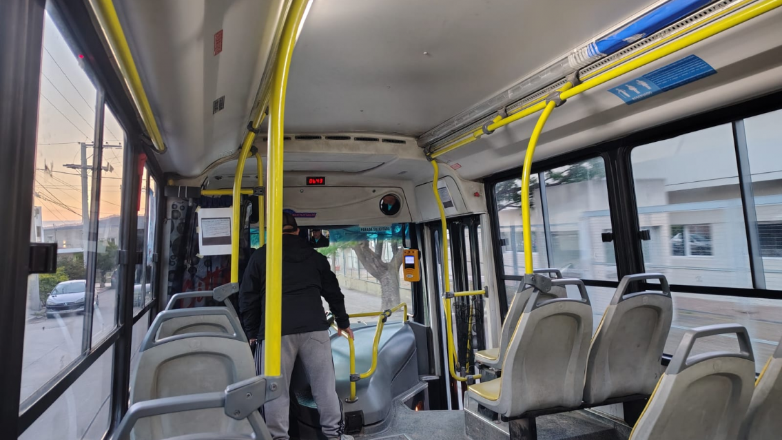 Sube el bondi en Jujuy y el reclamo de este influencer se hizo viral