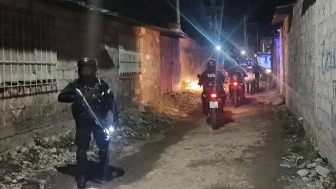 Atacaron a pedradas a un patrullero y a policías en Jujuy: rompieron todo