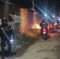 Atacaron a pedradas a un patrullero y a policías en Jujuy: rompieron todo