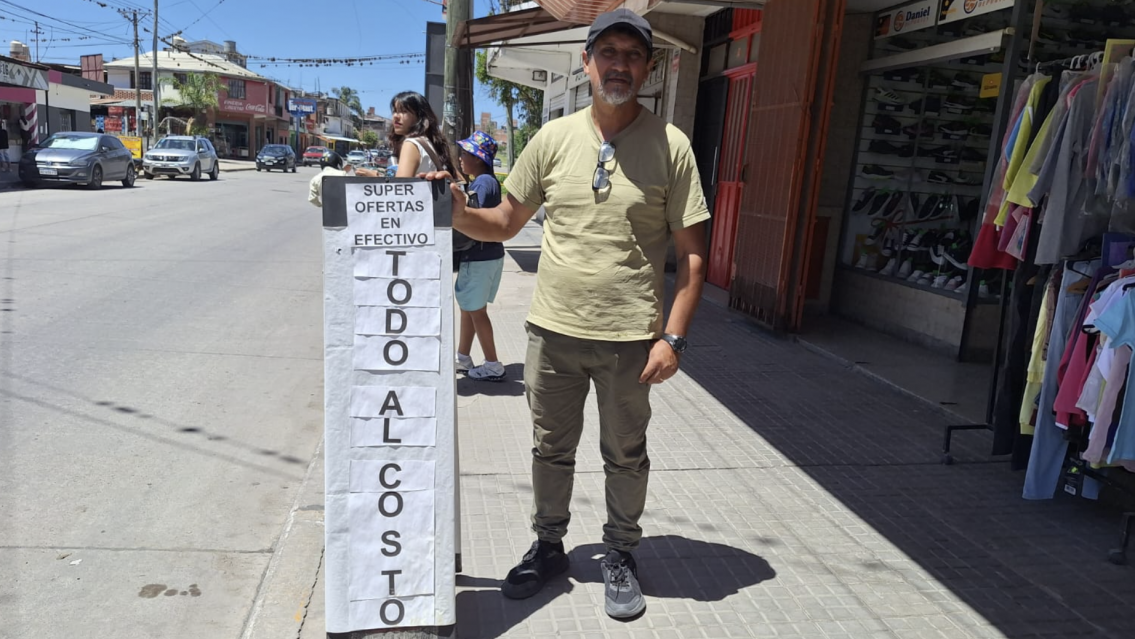 Todo al costo para no cerrar: comerciante jujeño no da más