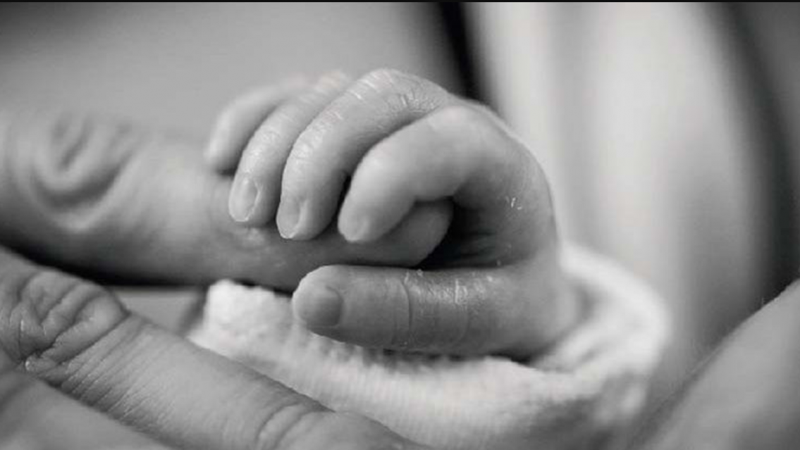 Desgarradora denuncia de una madre tras la muerte de su beba en el parto: "eran practicantes"