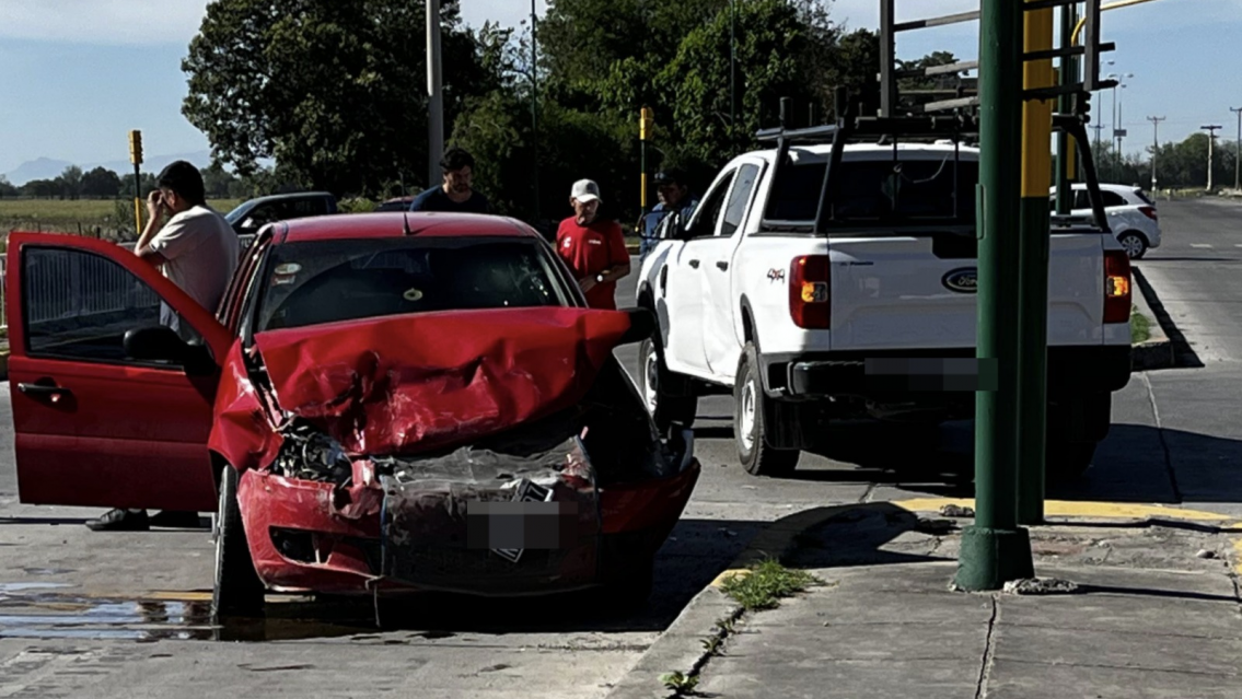 As� le qued� la trompa al auto en un fuerte siniestro vial: "Est�n lastimados"