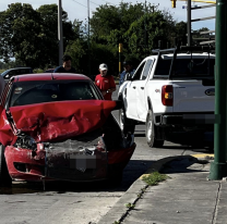 Así le quedó la trompa al auto en un fuerte siniestro vial: "Están lastimados"