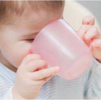 Terrible descuido: bebé confundió leche con un químico y ahora lucha por su vida