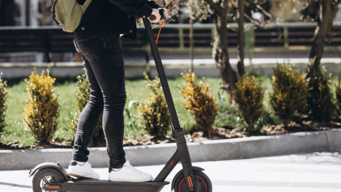 El artista m�s famoso tuvo un accidente con su monopat�n el�ctrico 