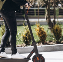 El artista más famoso tuvo un accidente con su monopatín eléctrico 