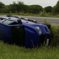 Dado vuelta: joven volcó con su camioneta y terminó así en Ruta 66