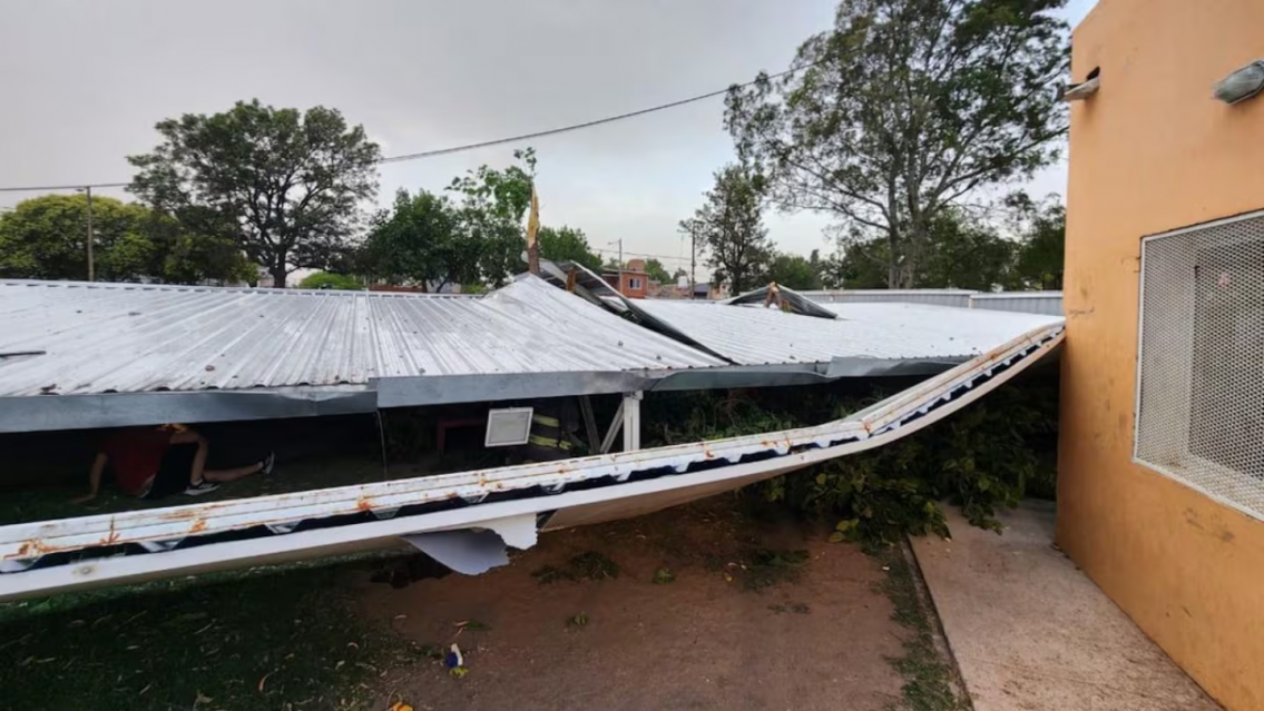 Enorme techo cayó sobre dos nenas, el temporal fue devastador