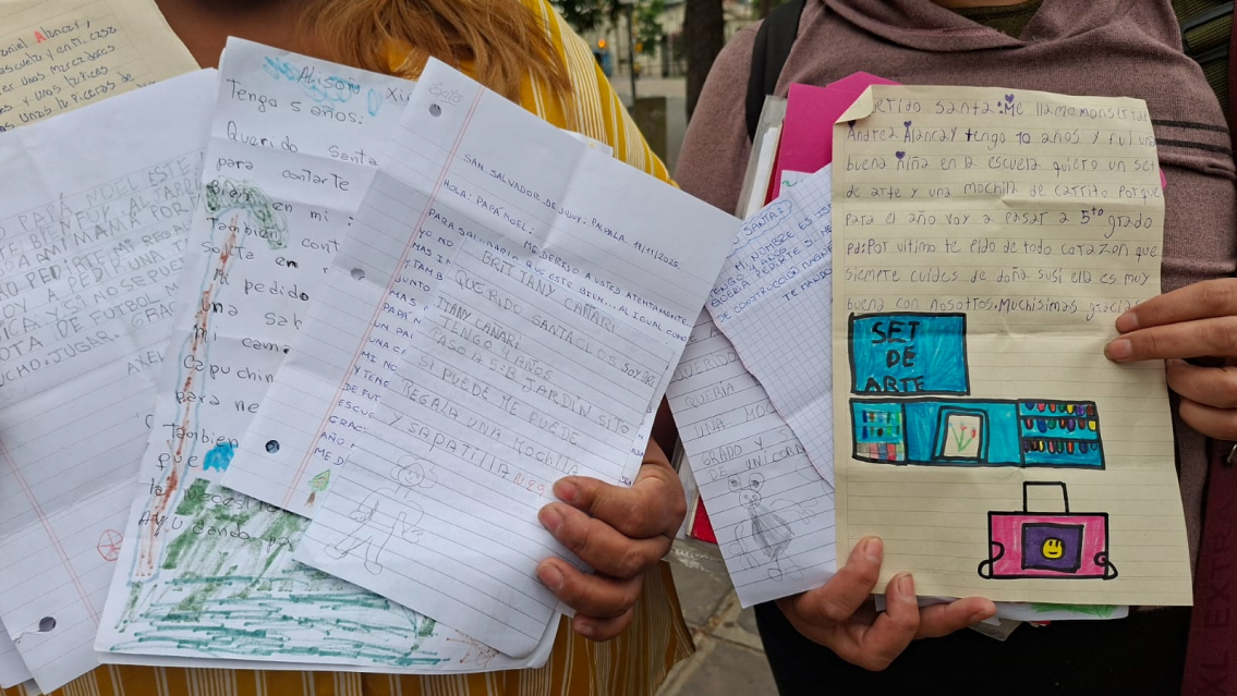 "Una nena pidió un delantal": buscan padrinos para las cartitas a Papá Noel