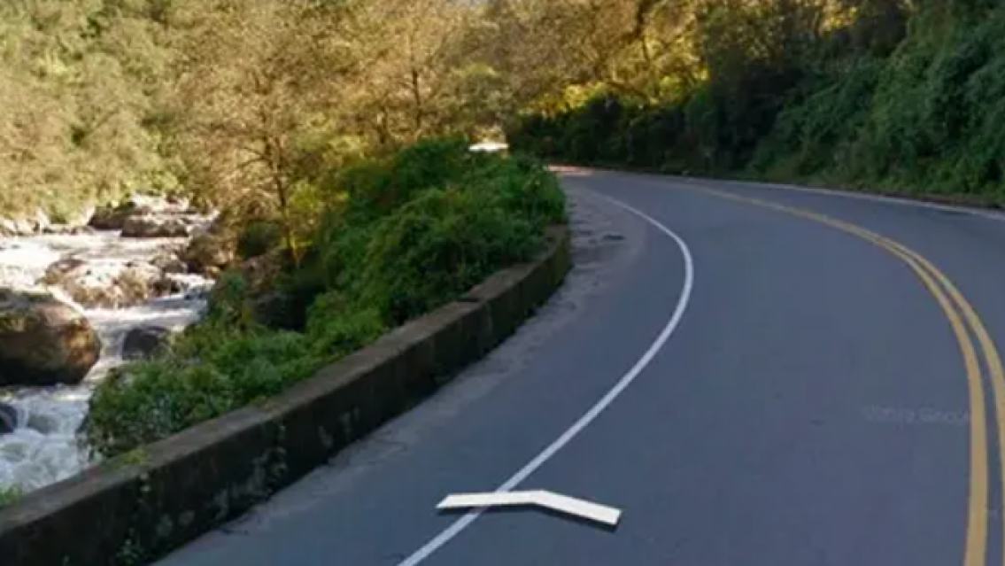 Un hombre murió y su familia lucha por su vida tras un choque frontal