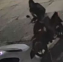 Chocó contra un auto mientras manejaba con el celular y se dio a la fuga