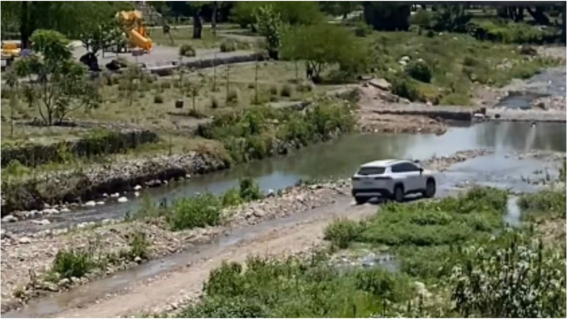 Imprudencia total: se hizo el canchero y se meti� a manejar en el r�o Xibi Xibi