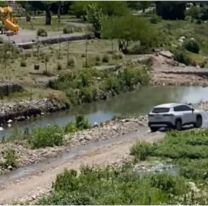 Imprudencia total: se hizo el canchero y se metió a manejar en el río Xibi Xibi