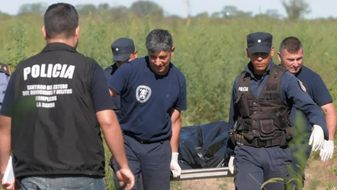 Norte�itos jugaban al "fulbo", la pelota les cay� lejos y al buscarla encontraron algo terrible