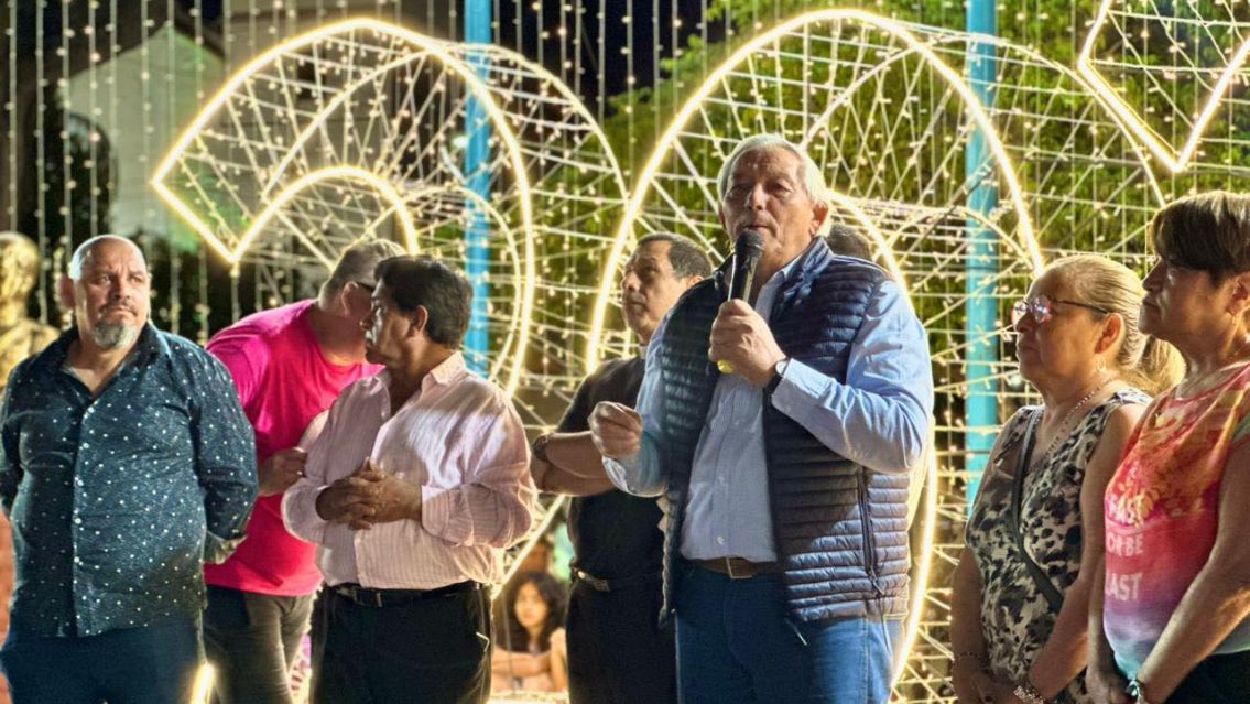 Perico encendió una iluminación navideña única y transformó la Plaza San Martín