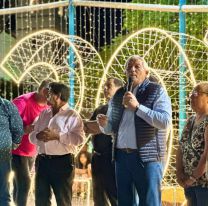 Perico encendió una iluminación navideña única y transformó la Plaza San Martín