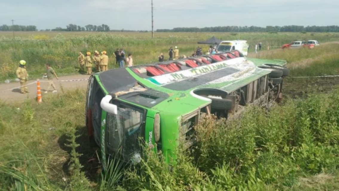 Murieron dos personas: micro que llevaba militantes volcó y se esperan datos de la autopsia