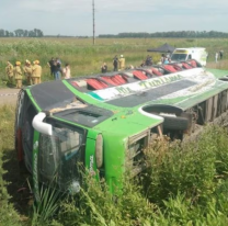 Murieron dos personas: micro que llevaba militantes volcó y se esperan datos de la autopsia