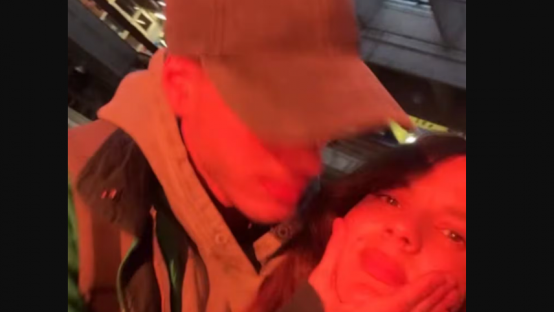 Gimena Accardi a los besos con un chango bien jovencito 