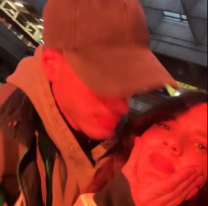 Gimena Accardi a los besos con un chango bien jovencito