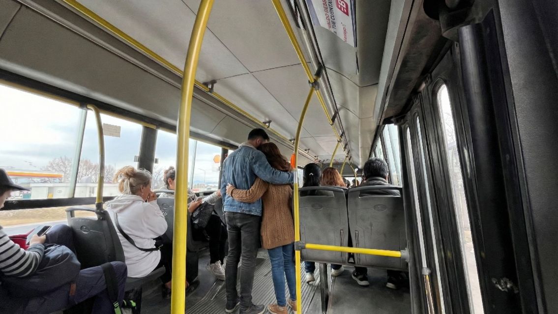 Parejita se baj� del bondi y dej� un asqueroso regalo: un pasajero casi vomita