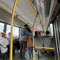 Parejita se bajó del bondi y dejó un asqueroso regalo: un pasajero casi vomita