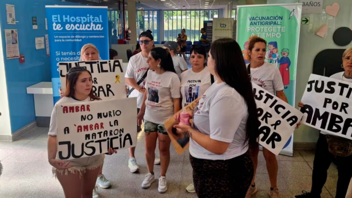 Beb� naci� con vida y estaba bien, pero se la entregaron morada y muerta