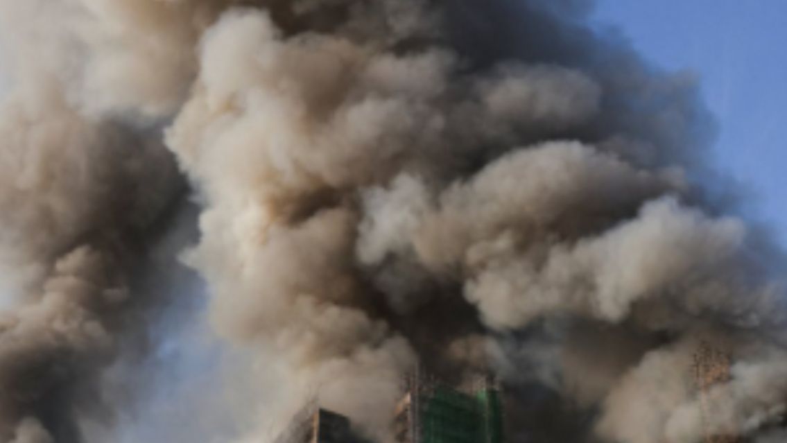 [TERRIBLE] Feroz incendio en un edificio: hay 13 muertos y varios heridos