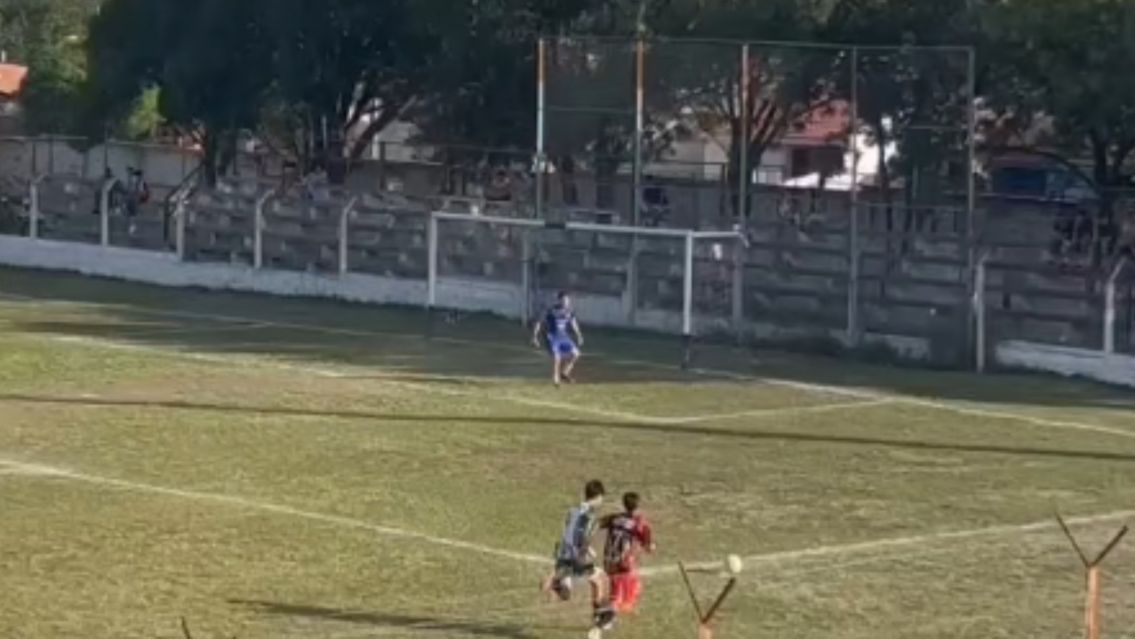 Futbolista salte�o lucha por su vida en un hospital tras un fuerte empuj�n en pleno partido