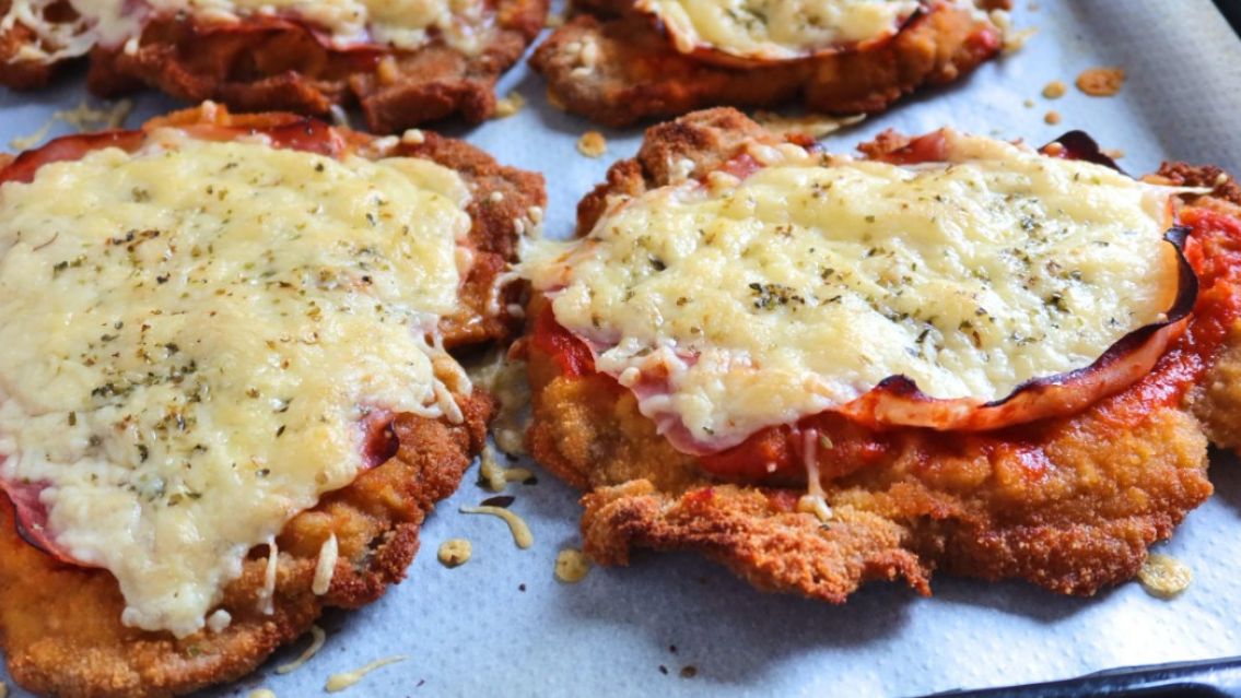 Cena Blanca 2025 en Perico:�egresados eligieron milanesa a la napolitana como plato principal