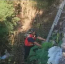 Cayeron a un canal de riego y los Bomberos lograron salvarlos a tiempo