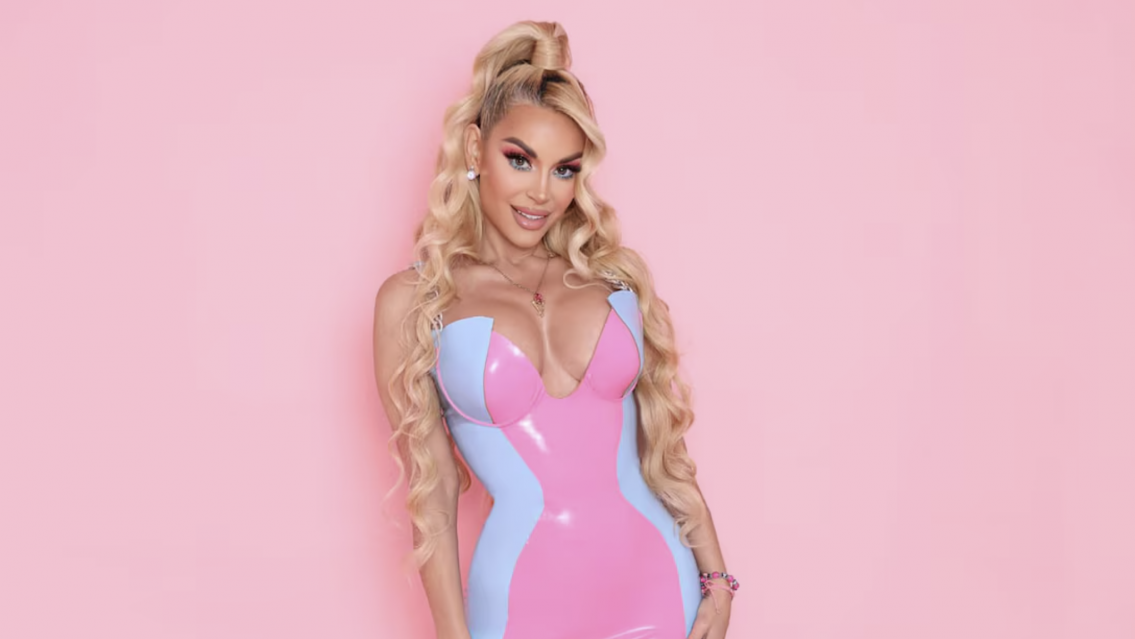 "Le extraen 1 litro de sangre a mi hijo y me la ponen a m�", dijo la Barbie humana