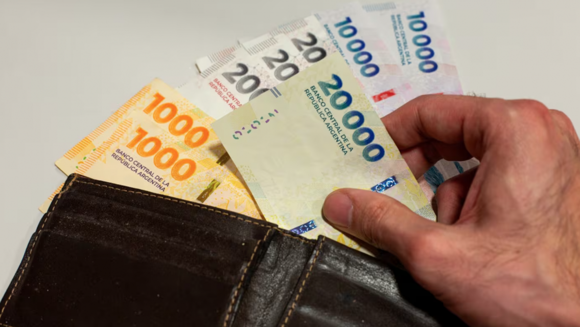 Diciembre de bolsillos ajustados: los aumentos que llegan este fin de año