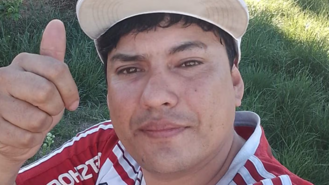 Un hombre entró exaltado a una empresa, rompió autos y murió