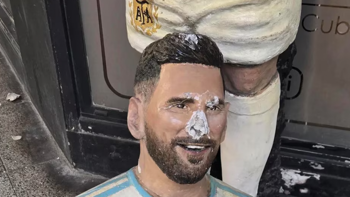 Otro ataque a los Campeones del Mundo: destruyeron una estatua de Messi