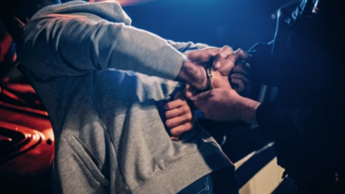 Jujeño vio a la policía, tiró unos "papelitos" y salió corriendo: era un terrible "transa"