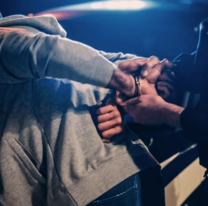 Jujeño vio a la policía, tiró unos "papelitos" y salió corriendo: era un terrible "transa"