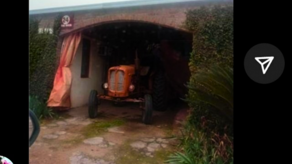 Peón rural no se aguantó las ganas y fue al "telo" en un tractor: se hizó viral