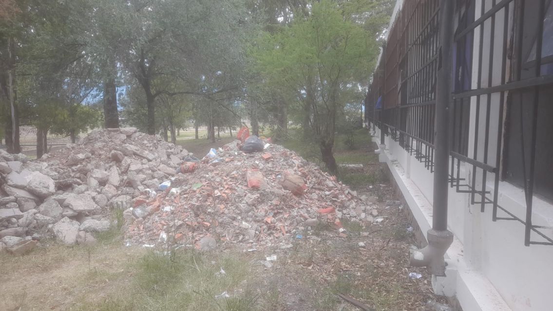 Preocupación en la Escuela Savio por un basural con escombros a metros del edificio