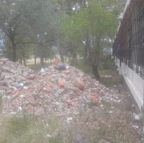 Preocupación en la Escuela Savio por un basural con escombros a metros del edificio