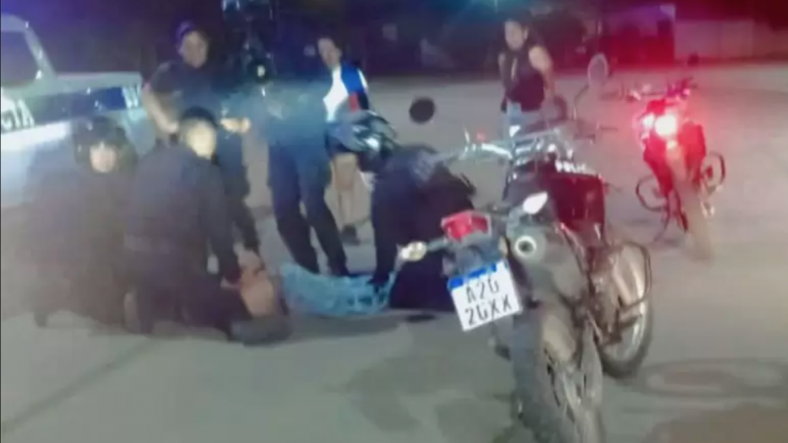 A botellazos y pedradas: policías de Jujuy fueron atacados en un control