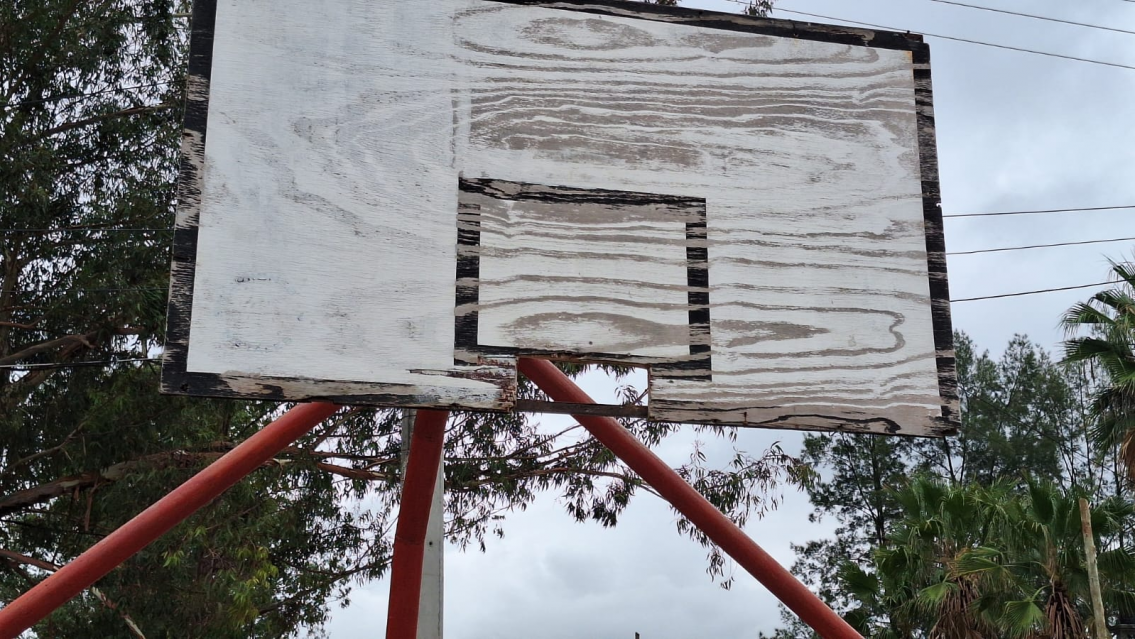 Denuncian falta de mantenimiento en polideportivo: se roban los caños