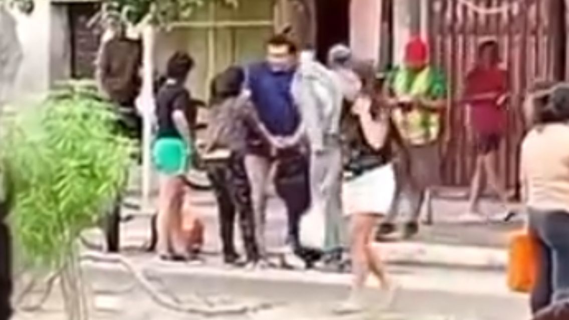 Tía y sobrina se "repartieron bollos" por una infidelidad en pleno centro