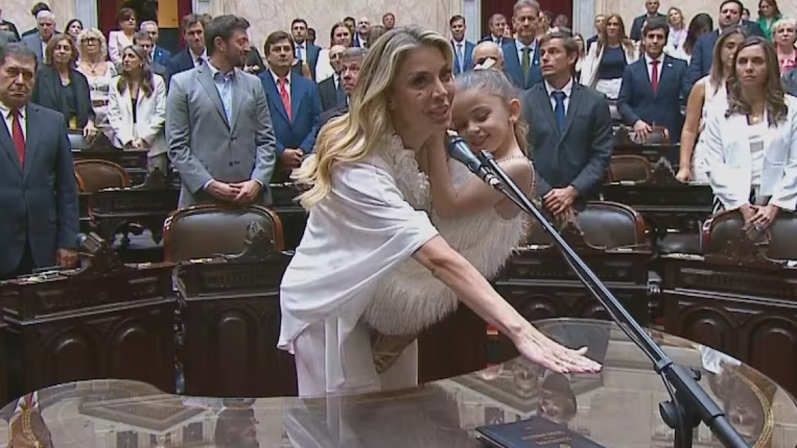 Con su hija en brazos y "por las..." Llamó la atención lo que dijo Virginia Gallardo