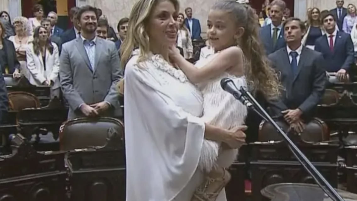 ¿Que no era libertaria? Shockeante jura de Virginia Gallardo con su hija en brazos