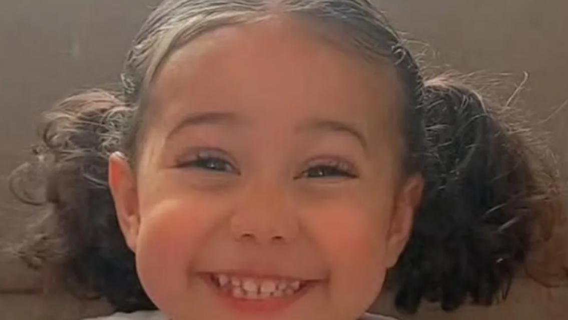 La peor desgracia que le tocó a una nena por ‘hacerse pis en la cama': su papá detenido