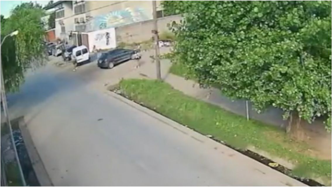 Le rob� el auto a una maestra y no tuvo piedad con ella: qued� grabado