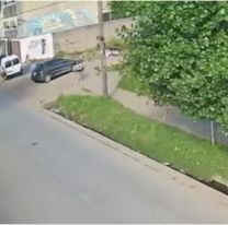 Le robó el auto a una maestra y no tuvo piedad con ella: quedó grabado